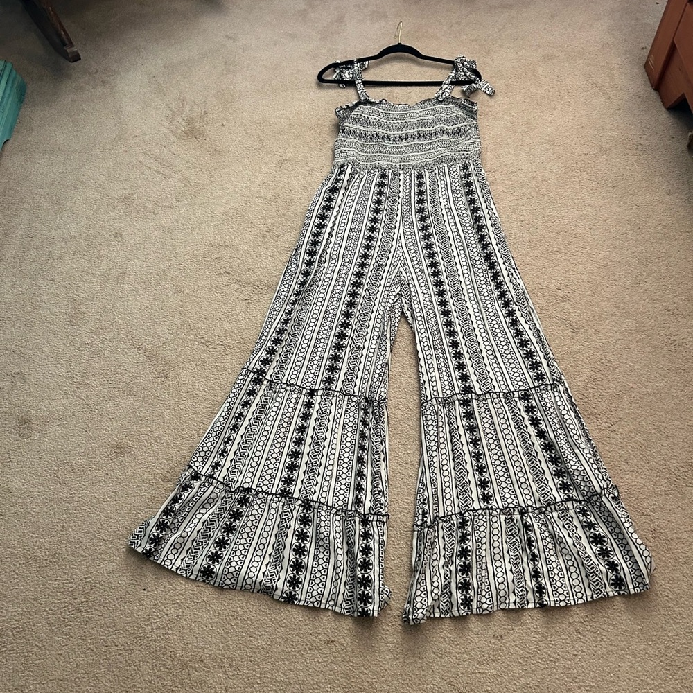 Stylish black and white print jumpsuit